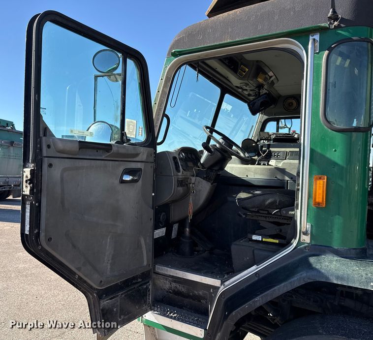 image for item EU5322 2016 Peterbilt 320 refuse truck