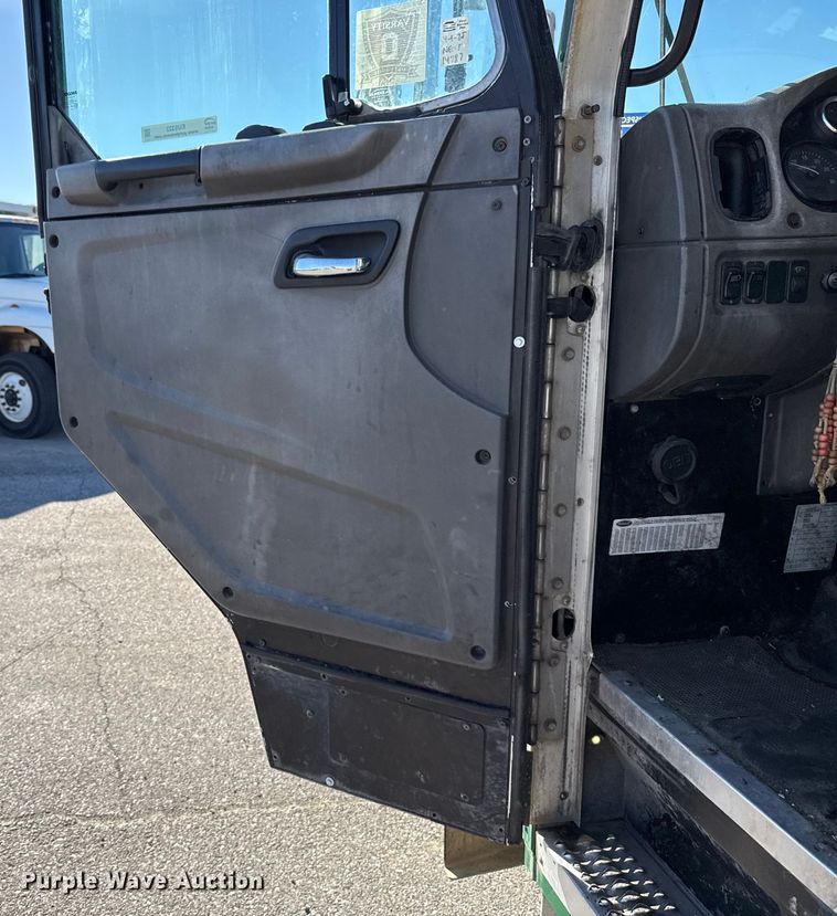 image for item EU5322 2016 Peterbilt 320 refuse truck