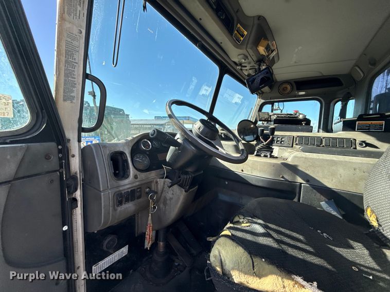 image for item EU5322 2016 Peterbilt 320 refuse truck