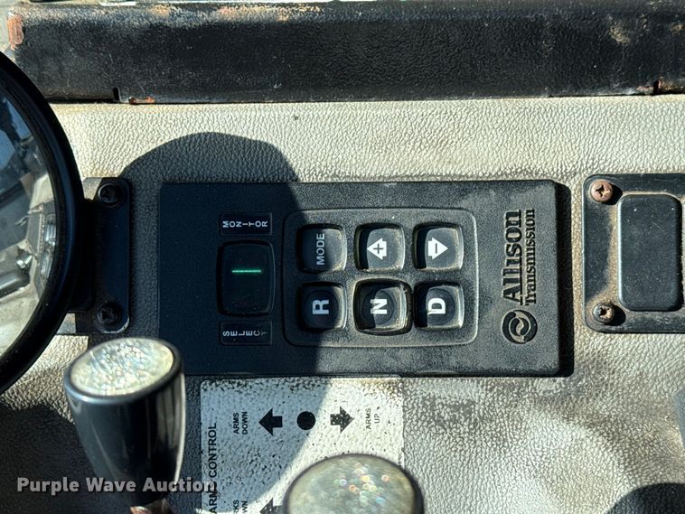 image for item EU5322 2016 Peterbilt 320 refuse truck