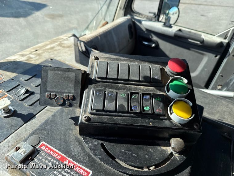 image for item EU5322 2016 Peterbilt 320 refuse truck