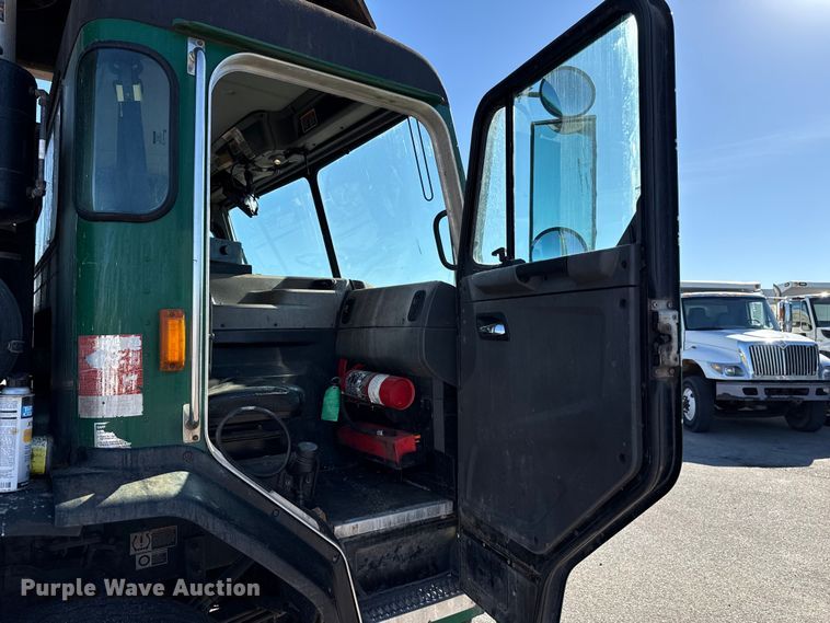 image for item EU5322 2016 Peterbilt 320 refuse truck