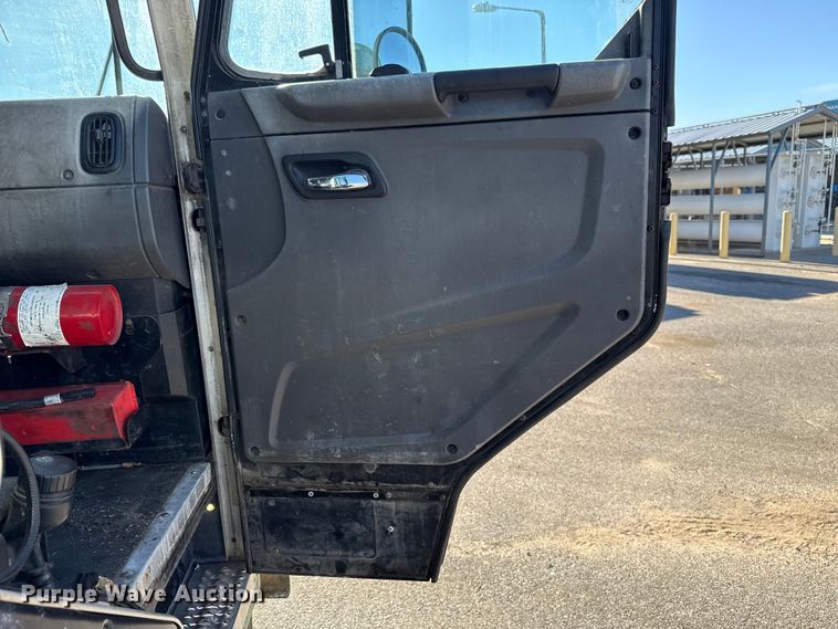 image for item EU5322 2016 Peterbilt 320 refuse truck