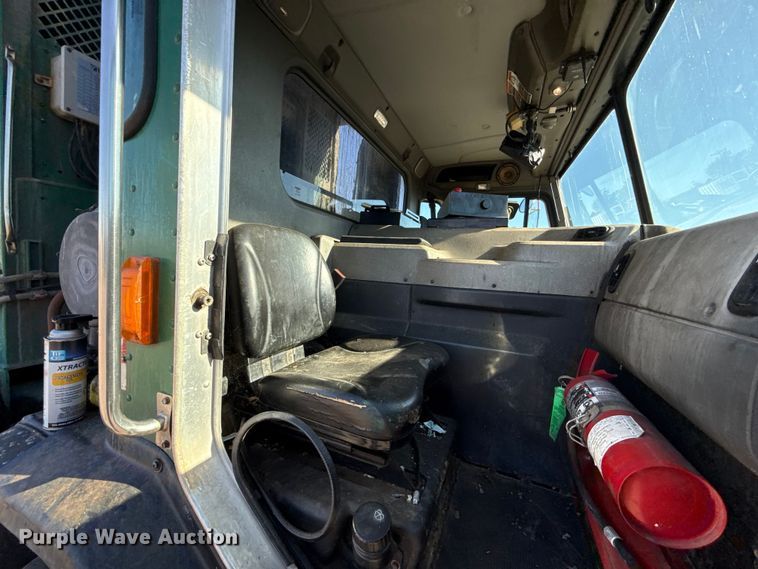 image for item EU5322 2016 Peterbilt 320 refuse truck