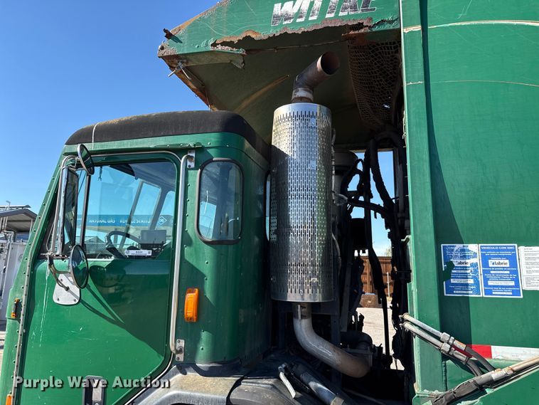 image for item EU5324 2015 Peterbilt 320 refuse truck