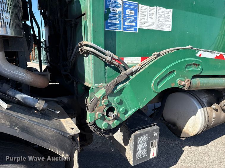 image for item EU5324 2015 Peterbilt 320 refuse truck