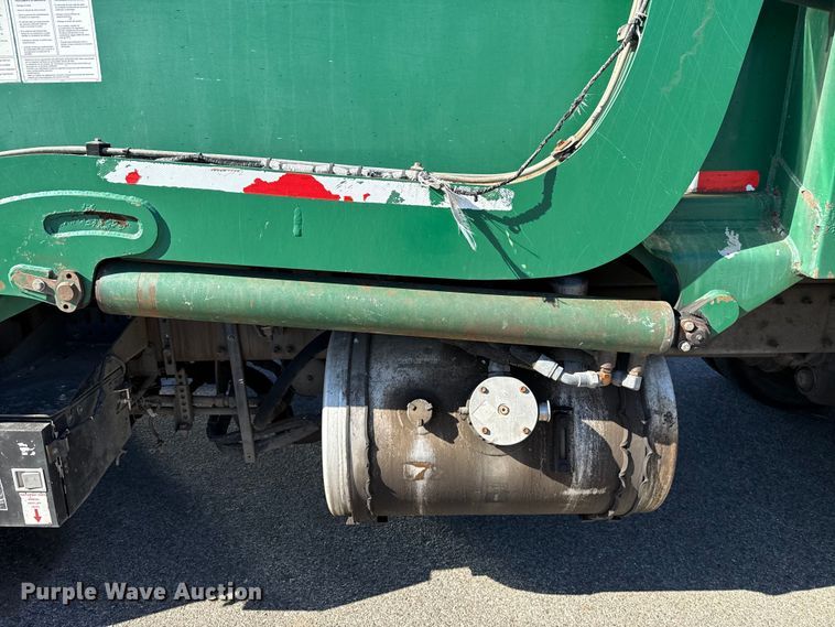 image for item EU5324 2015 Peterbilt 320 refuse truck