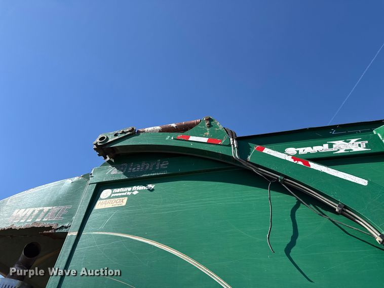 image for item EU5324 2015 Peterbilt 320 refuse truck