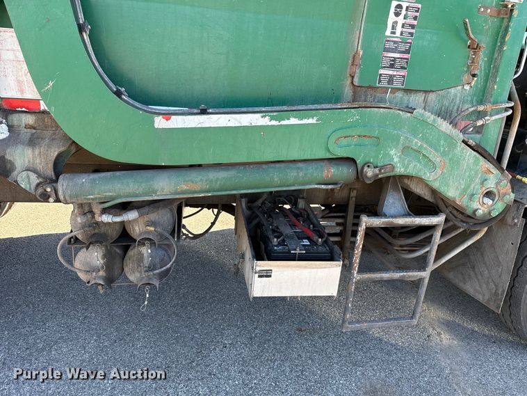 image for item EU5324 2015 Peterbilt 320 refuse truck