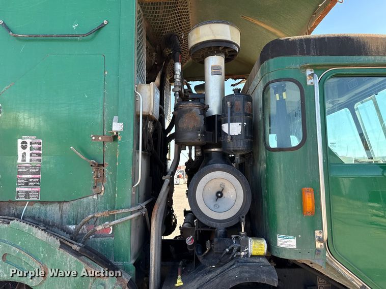 image for item EU5324 2015 Peterbilt 320 refuse truck