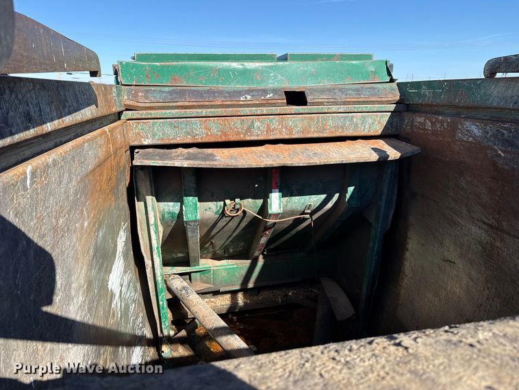 image for item EU5324 2015 Peterbilt 320 refuse truck