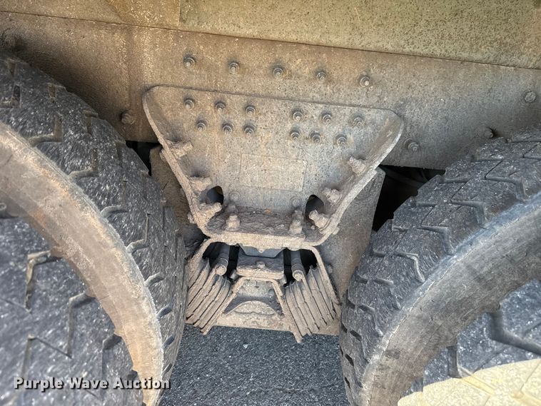 image for item EU5324 2015 Peterbilt 320 refuse truck