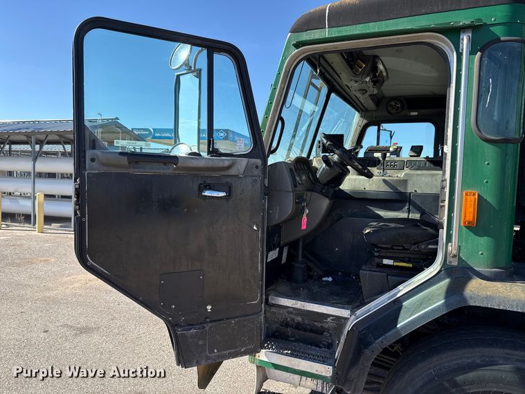 image for item EU5324 2015 Peterbilt 320 refuse truck