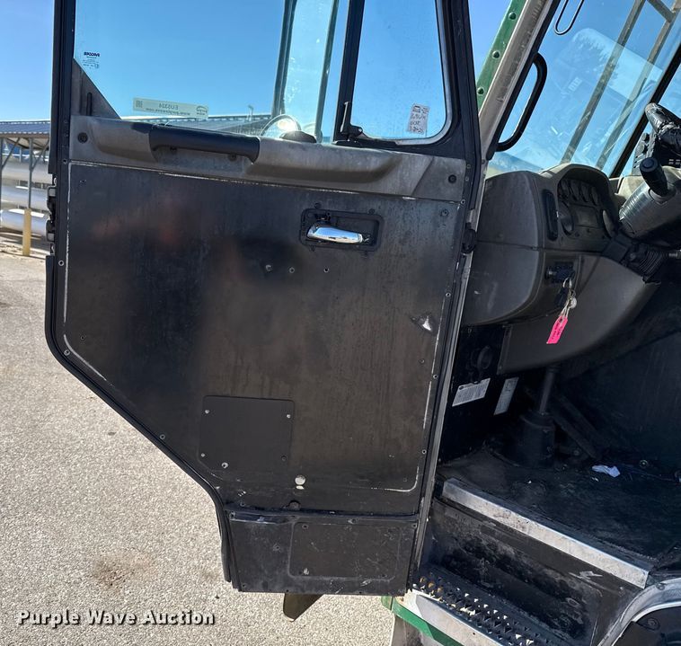 image for item EU5324 2015 Peterbilt 320 refuse truck