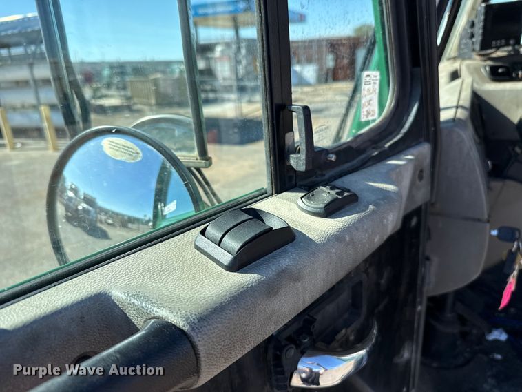 image for item EU5324 2015 Peterbilt 320 refuse truck