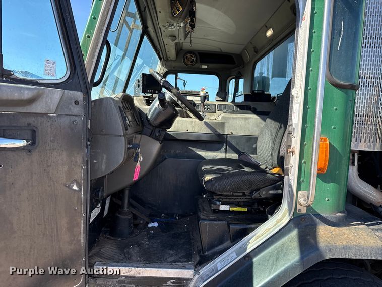 image for item EU5324 2015 Peterbilt 320 refuse truck