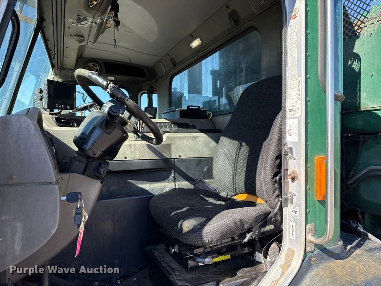 image for item EU5324 2015 Peterbilt 320 refuse truck