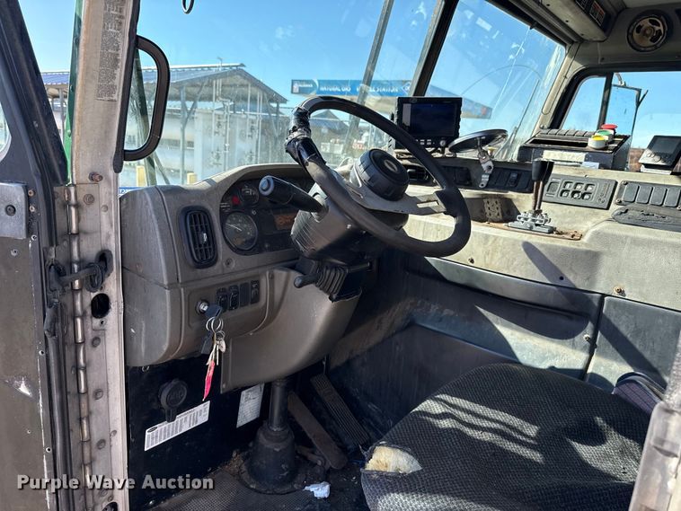 image for item EU5324 2015 Peterbilt 320 refuse truck