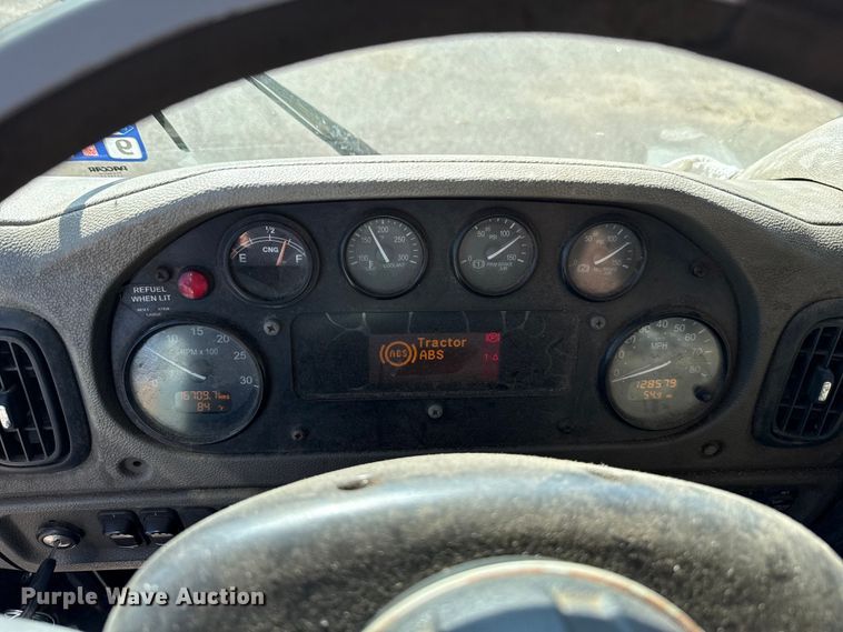 image for item EU5324 2015 Peterbilt 320 refuse truck