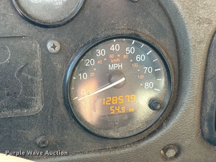 image for item EU5324 2015 Peterbilt 320 refuse truck