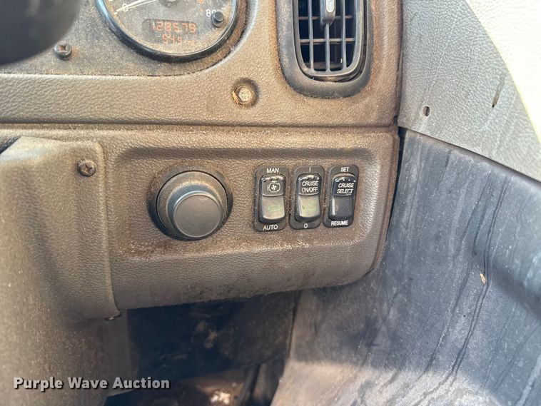 image for item EU5324 2015 Peterbilt 320 refuse truck