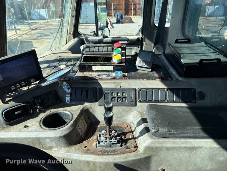 image for item EU5324 2015 Peterbilt 320 refuse truck