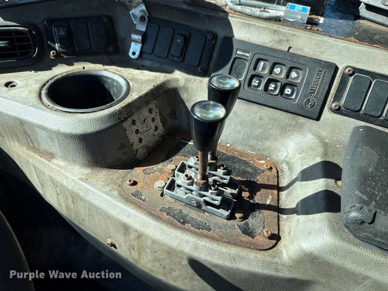 image for item EU5324 2015 Peterbilt 320 refuse truck