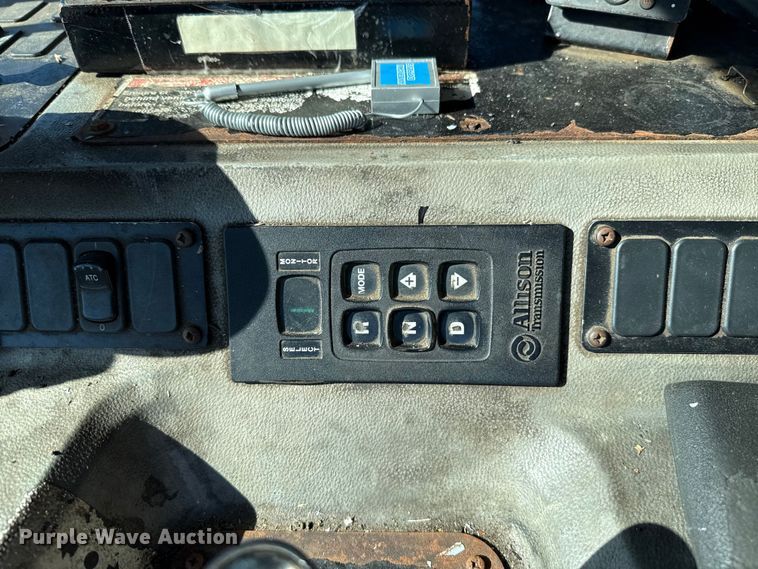 image for item EU5324 2015 Peterbilt 320 refuse truck