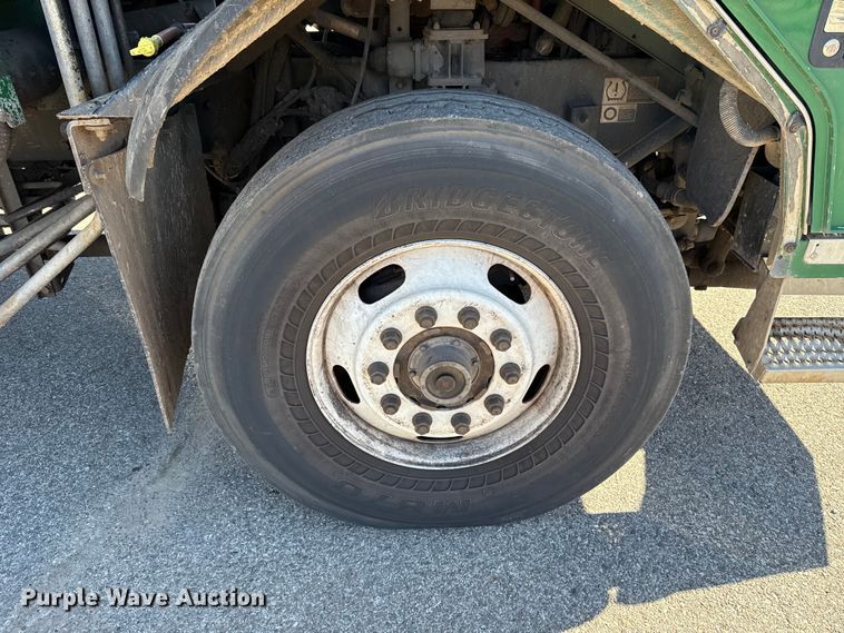 image for item EU5324 2015 Peterbilt 320 refuse truck