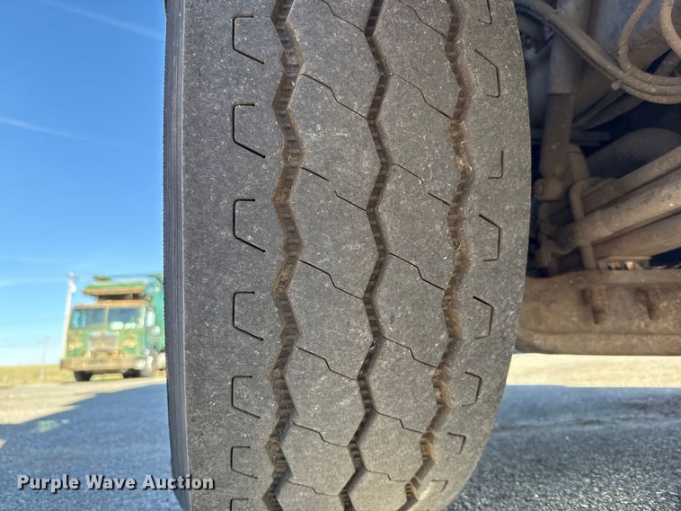 image for item EU5324 2015 Peterbilt 320 refuse truck