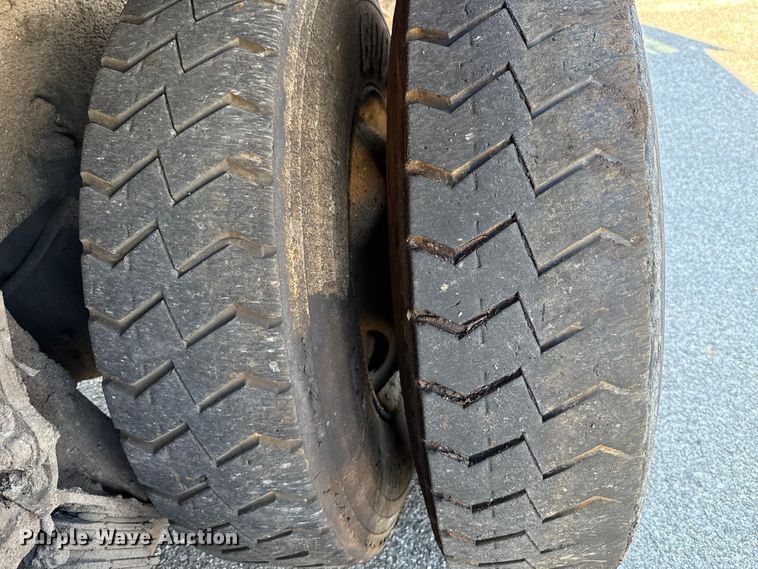 image for item EU5324 2015 Peterbilt 320 refuse truck