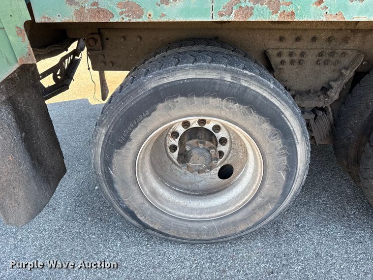 image for item EU5324 2015 Peterbilt 320 refuse truck