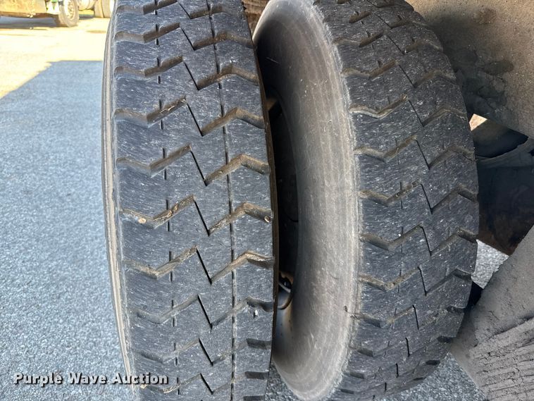 image for item EU5324 2015 Peterbilt 320 refuse truck