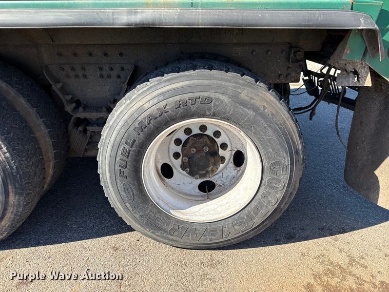 image for item EU5324 2015 Peterbilt 320 refuse truck