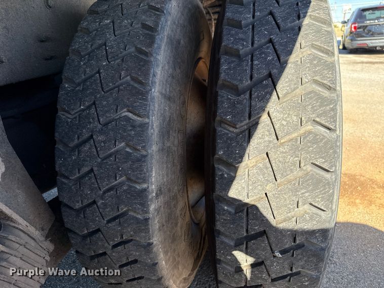 image for item EU5324 2015 Peterbilt 320 refuse truck