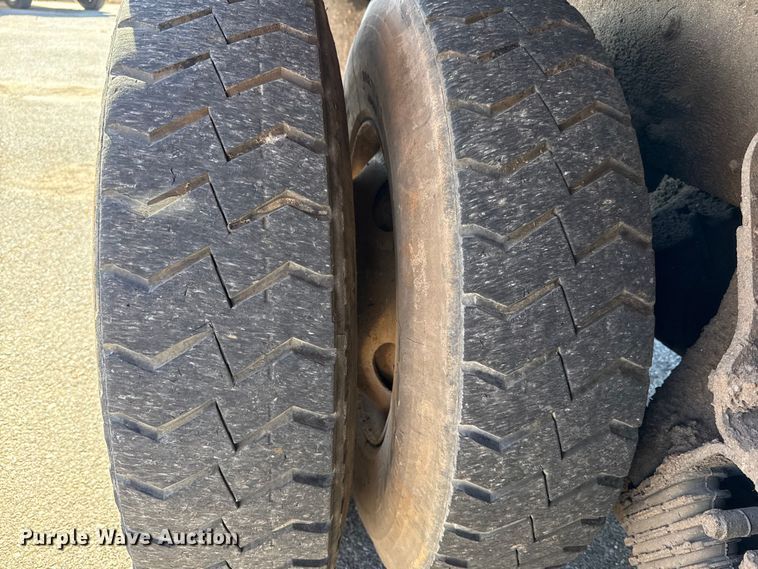 image for item EU5324 2015 Peterbilt 320 refuse truck