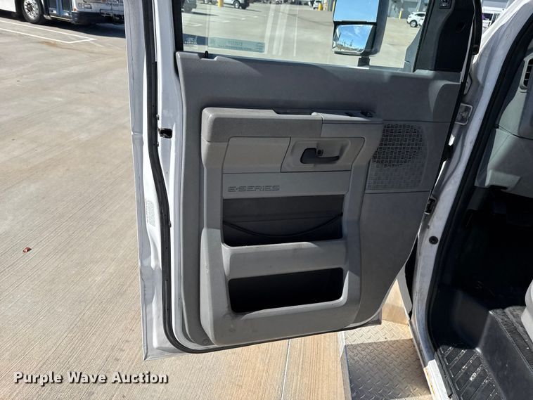 image for item EU5325 2013 Ford E450 Super Duty shuttle bus