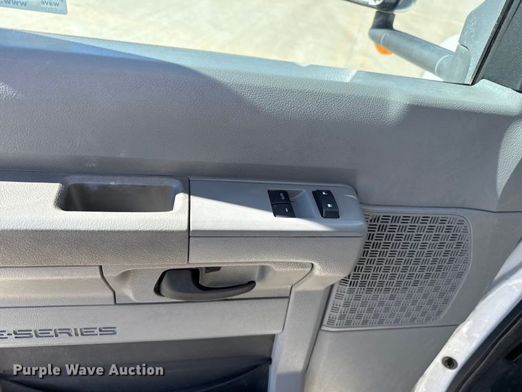 image for item EU5325 2013 Ford E450 Super Duty shuttle bus