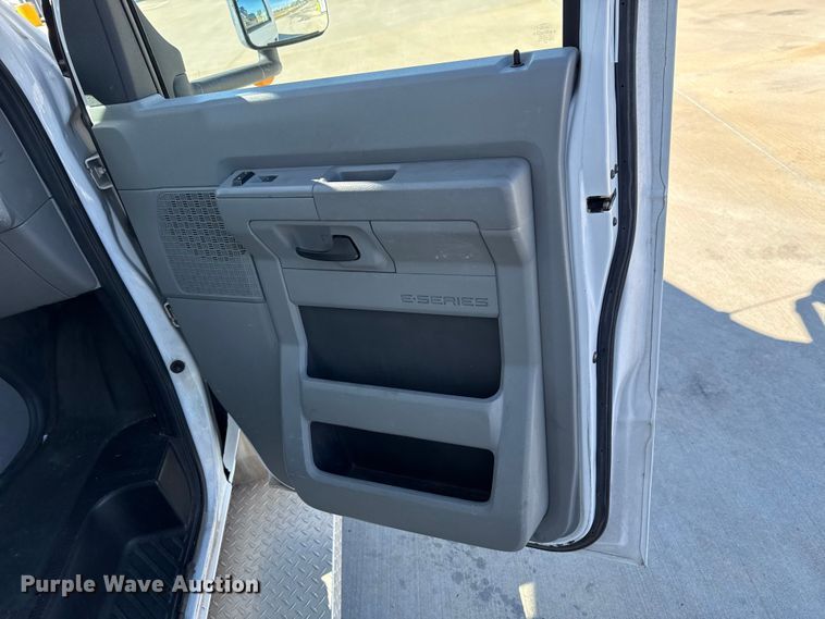 image for item EU5325 2013 Ford E450 Super Duty shuttle bus