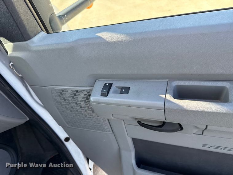 image for item EU5325 2013 Ford E450 Super Duty shuttle bus