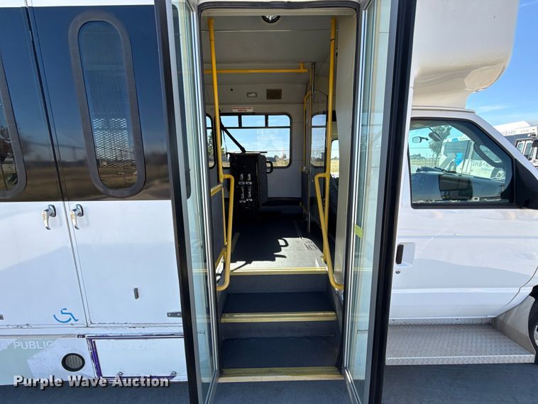 image for item EU5325 2013 Ford E450 Super Duty shuttle bus