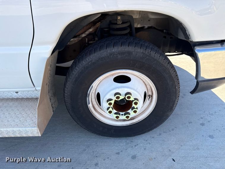 image for item EU5325 2013 Ford E450 Super Duty shuttle bus