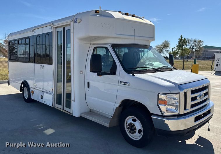 image for item EU5327 2013 Ford E450 Super Duty shuttle bus