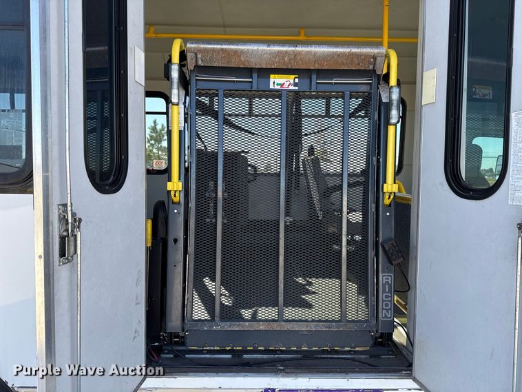 image for item EU5327 2013 Ford E450 Super Duty shuttle bus