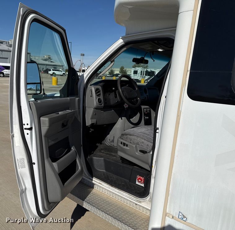 image for item EU5327 2013 Ford E450 Super Duty shuttle bus