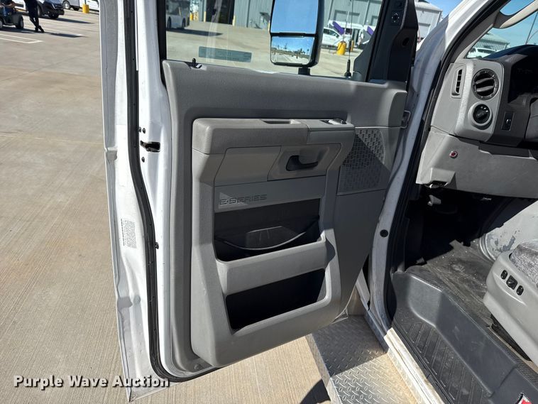 image for item EU5327 2013 Ford E450 Super Duty shuttle bus