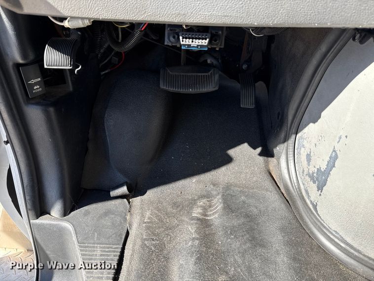 image for item EU5327 2013 Ford E450 Super Duty shuttle bus