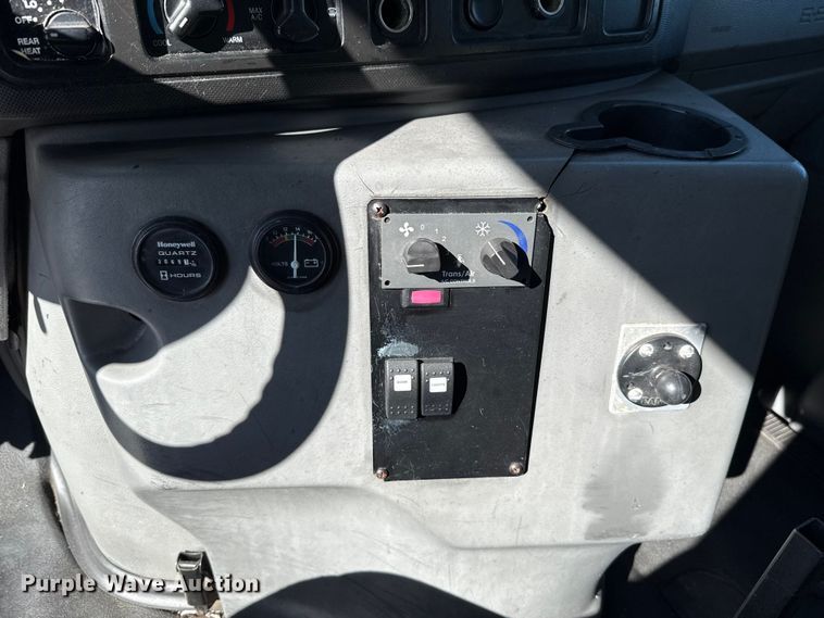 image for item EU5327 2013 Ford E450 Super Duty shuttle bus