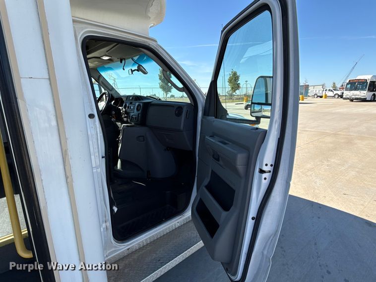 image for item EU5327 2013 Ford E450 Super Duty shuttle bus
