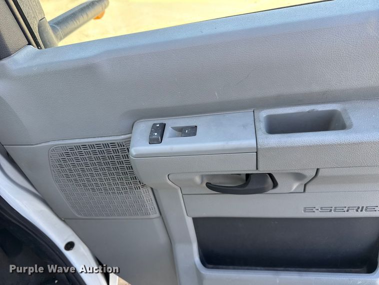 image for item EU5327 2013 Ford E450 Super Duty shuttle bus